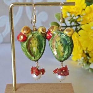 Orecchini  ceramica Caltagirone , perle bianche e corallo , orecchini cactus, orecchini siciliani