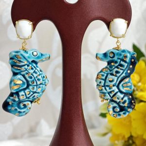 Orecchini cavallucci marini ceramica di Caltagirone con onice bianco, orecchini siciliani