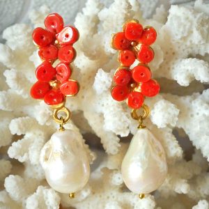 Orecchini perle barocche bianche e fiori corallo rosso, gioielli italiani