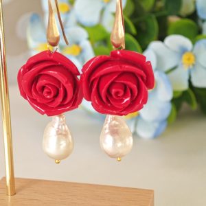 Orecchini pendenti rose rosse e perle barocche bianche , orecchini  argento 925 placcato oro