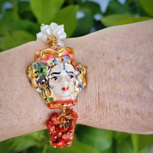 Bracciale ceramica Caltagirone, bracciale perle bianche e corallo rosso mediterraneo, bracciale siciliano
