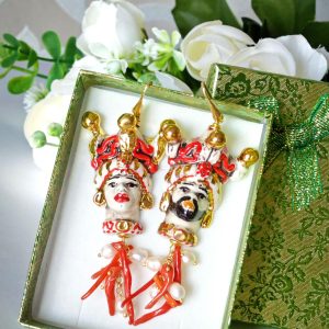 Orecchini teste di moro ceramica Caltagirone, perle bianche e corallo rosso mediterraneo, orecchini siciliani argento 925