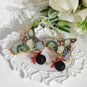 Orecchini Sicilia ceramica Caltagirone con pietra lavica e corallo rosso mediterraneo, orecchini siciliani