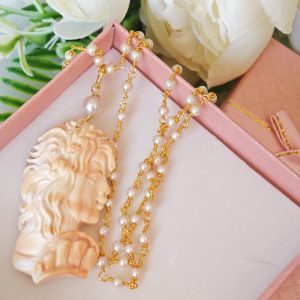 Collana cammeo conchiglia sardonica e catena rosario perle bianche, gioielli italiani