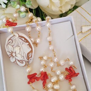 Collana pendente cammeo conchiglia sardonica e catena perle bianche , collana girocollo