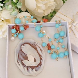 Collana cammeo conchiglia sardonica con perle turchese, corallo rosso naturale e perle bianche, gioielli italiani