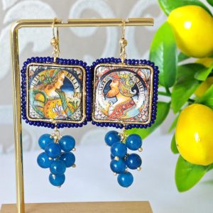 Orecchini piastrelle ceramica Caltagirone con grappolo pietre dure agata blu, orecchini siciliani