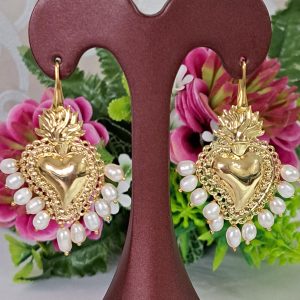 Orecchini pendenti con Cuore Sacro e perle bianche naturali