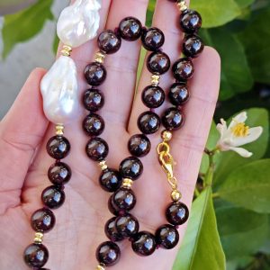 Collana pietre dure granato , perle bianche barocche e argento 925 placcato oro, collana moderna