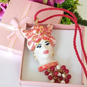 Collana a corda con testa di moro in ceramica Caltagirone e perle bianche e agata rossa, collana siciliana