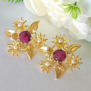 Orecchini Art Deco fiori con pietre dure radice di rubino, perle bianche e ottone dorato,  orecchini maxi