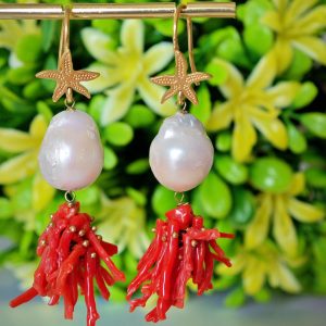 Orecchini perle bianche barocche  ,  corallo rosso e stelle marine dorate, gioielli italiani