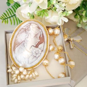 Collana  cammeo conchiglia sardonica e perle barocche bianche, collana argento 925, gioielli italiani