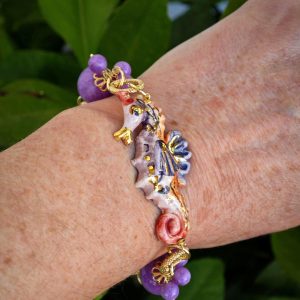 Bracciale cavalluccio marino in ceramica di Caltagirone con pietre giada viola , bracciale siciliano
