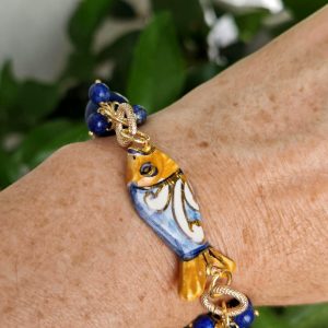Bracciale pesce ceramica Caltagirone con pietre dure lapislazzuli blu, bracciale siciliano