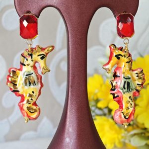 Orecchini cavallucci marini ceramica di Caltagirone con cristalli rossi , orecchini siciliani