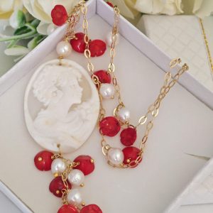 Collana  cammeo conchiglia sardonica con perle barocche bianche e fiori corallo rosso e argento 925 placcato oro, collana con orecchini