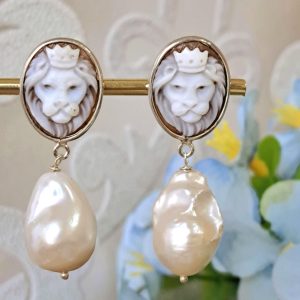 Orecchini  cammeo conchiglia sardonica e perle barocche bianche , orecchini Leone , orecchini argento 925 , gioielli italiani