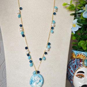 Collana cammeo ceramica di Caltagirone con pietre dure e perle bianche, collana siciliana