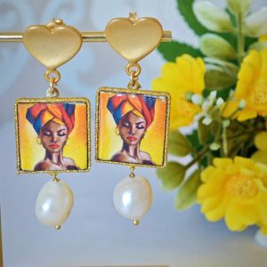 Orecchini piastrelle ceramica di Caltagirone con perle bianche barocche ,  orecchini siciliani