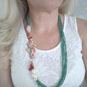 Collana cavalluccio marino in ceramica Caltagirone, collana multifilo cristalli verdi , collana siciliana