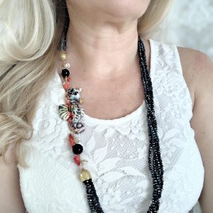 Collana cavalluccio marino in ceramica di Caltagirone, collana multifilo cristalli blu, collana siciliana