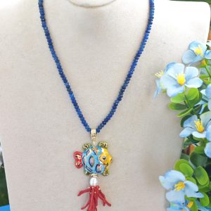 Collana girocollo pietre agata blu con pesce in ceramica Caltagirone e corallo rosso mediterraneo, collana  siciliana