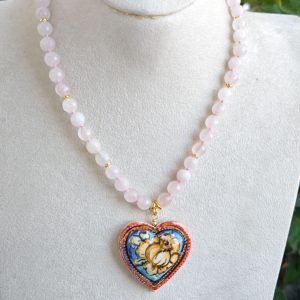 Collana Cuore in ceramica di Caltagirone con pietre dure quarzo rosa , collana siciliana girocollo