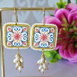 Orecchini piastrelle ceramica Caltagirone con grappolo perle bianche  , orecchini siciliani