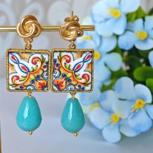 Orecchini ceramica Caltagirone e gocce pietre angelite blu, orecchini siciliani