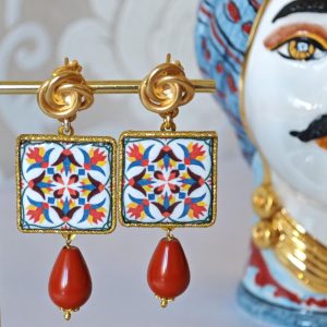 Orecchini piastrelle ceramica Caltagirone,  gocce pasta di corallo rosso, orecchini siciliani