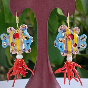 Orecchini con pesci ceramica Caltagirone, corallo rosso naturale e perle bianche, orecchini siciliani