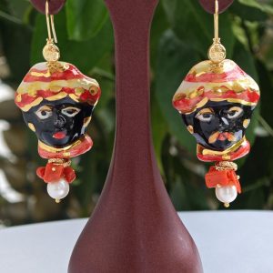 Orecchini siciliani  teste di moro in ceramica di Caltagirone, perle bianche e corallo con coccinelle argento 925 placcato oro