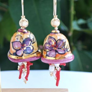 Orecchini  campanelle ceramica Caltagirone, orecchini perle bianche , corallo rosso e argento 925, orecchini siciliani
