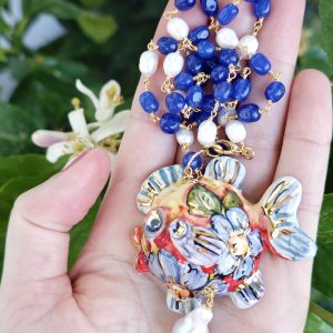 Collana pesce ceramica Caltagirone, collana perle bianche e agata blu, collana rosario siciliana