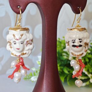 Orecchini teste moro in ceramica di Caltagirone con perle bianche e corallo naturale, orecchini siciliani