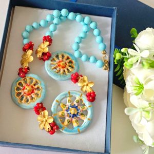 Collana siciliana con  ruote in ceramica di Caltagirone,perle turchese, corallo e fiori