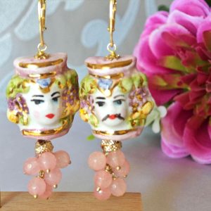 Orecchini ceramica Caltagirone, orecchini grappolo pietre quarzo rosa, orecchini teste di moro siciliani