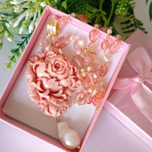Collana perle bianche e pietre quarzo rosa con pendente rosa pasta di corallo, gioielli italiani