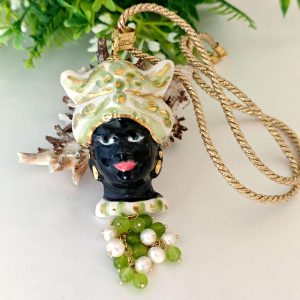 Collana a corda con testa di moro in ceramica Caltagirone e perle bianche , collana siciliana