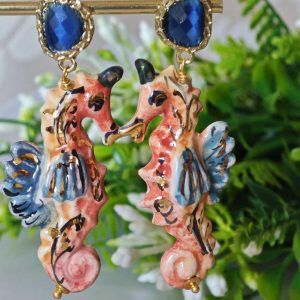 Orecchini cavallucci marini ceramica di Caltagirone con quarzo blu, orecchini siciliani