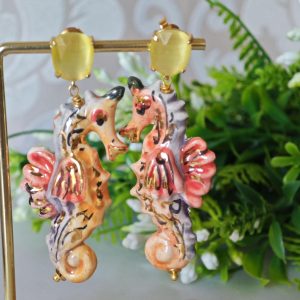 Orecchini cavallucci marini ceramica di Caltagirone con quarzo giallo, orecchini siciliani