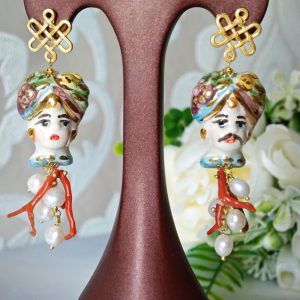 Orecchini pendenti con teste di moro in ceramica Caltagirone, orecchini corallo mediterraneo e perle bianche , orecchini siciliani