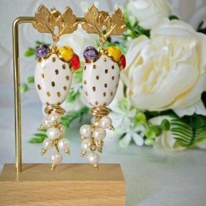Orecchini ceramica di Caltagirone, grappolo perle bianche  , orecchini siciliani
