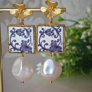 Orecchini piastrelle ceramica di Caltagirone con perle bianche barocche , orecchini siciliani
