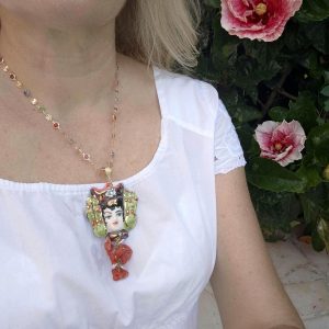 Collana testa di moro in ceramica di Caltagirone con corallo rosso  e perle bianche , collana rosario  siciliana
