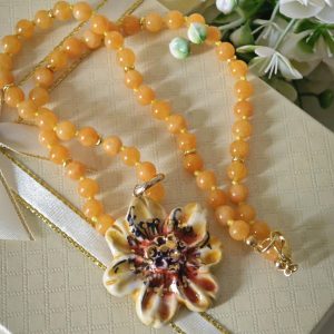 Collana DAISY con fiore in ceramica di Caltagirone e pietre dure agata gialla, collana siciliana