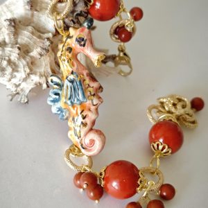 Bracciale cavalluccio marino in ceramica di Caltagirone con perle pasta di corallo rosso, bracciale siciliano