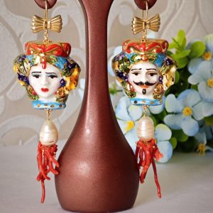 Orecchini teste di moro in ceramica Caltagirone con perle barocche bianche, corallo naturale e argento 925 , orecchini siciliani maxi