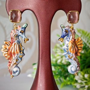 Orecchini cavallucci marini ceramica di Caltagirone con quarzo viola, orecchini siciliani